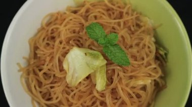 Bihun goreng, kızarmış arı hoon, mee hoon, ya da sebze ve biberli pirinç vermicelli. Lezzetli, baharatlı ve tatlı bir yemek.