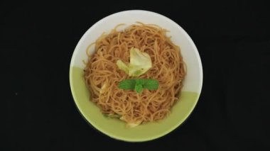 Bihun goreng, kızarmış arı hoon, mee hoon, ya da sebze ve biberli pirinç vermicelli. Lezzetli, baharatlı ve tatlı bir yemek.