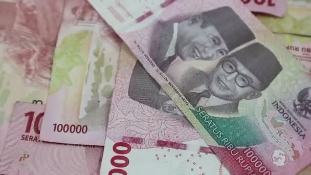 Top View 100 000 Rupiah Banknotes Rotating Display — Stok Video