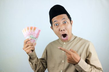 Komik bir yüz ifadesi Asyalı Müslümanları şaşırttı ve şaşırttı.