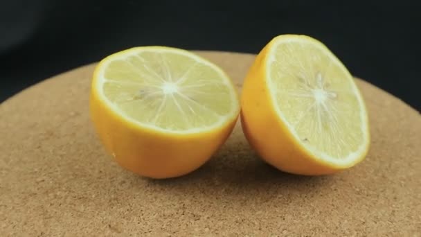 Kawałki Cytryny Tłem Rotacji Liści Mięty Zbliżenie Pysznej Dojrzałej Cytryny — Wideo stockowe