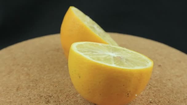 Kawałki Cytryny Tłem Rotacji Liści Mięty Zbliżenie Pysznej Dojrzałej Cytryny — Wideo stockowe