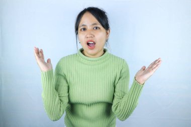 Şaşırmış mutlu Asyalı kadın heyecanla kameraya bakıyor. Yüzünde açık bir ifade var.