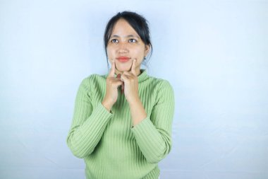 Genç Asyalı kadın beyaz arka planda durup poz veriyor. Metin reklamı için boşluk kopyala