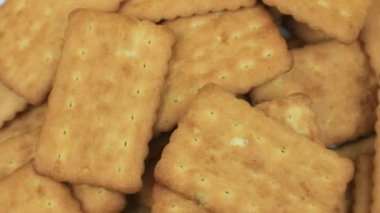 Döner ekranda kahverengi dikdörtgen tereyağlı bisküvi yığını