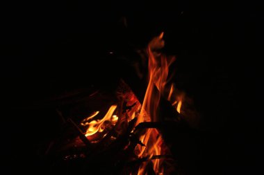 alevler siyah arkaplanda.