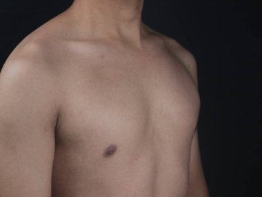 Asyalı genç erkek, siyah arka plan, sağlık ve tıbbi konsept