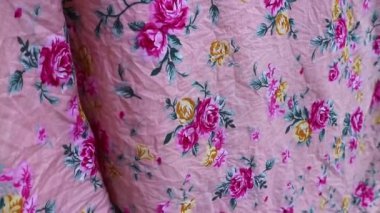 Çiçek desenli kumaş rüzgarda sallanıyor ve esiyor.