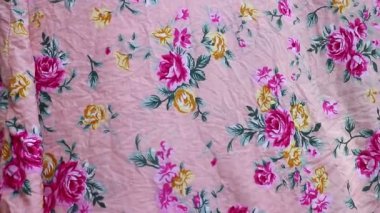 Çiçek desenli kumaş rüzgarda sallanıyor ve esiyor.