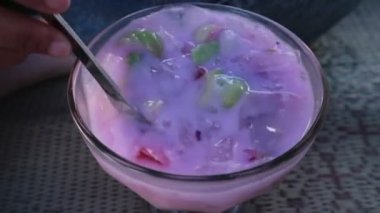 Bir bardak sop buah ya da meyve çorbası içen bir kadının elini kapat.