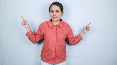 Gülümseyen Asyalı iş kadını beyaz arka planda izole edilmiş afiş ya da satış bilgilerini gösteriyor