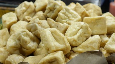 Tahu goreng ya da Fried Tofu, yakından çekildi. Endonezya geleneksel yemekleri