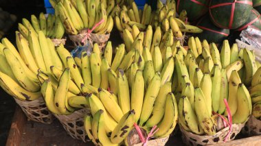 Endonezya pazarında satılık taze muz meyveleri.