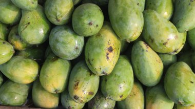 Endonezya pazarında taze mango meyveleri satılıyor..