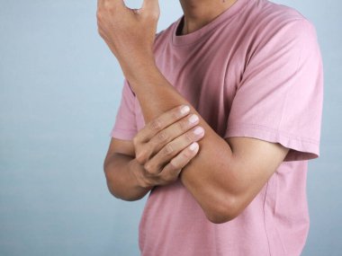 Bilek, omuz, kol, kol, dirsek ağrısından muzdarip bir adam. Sağlık hizmeti, tıbbi konsept.