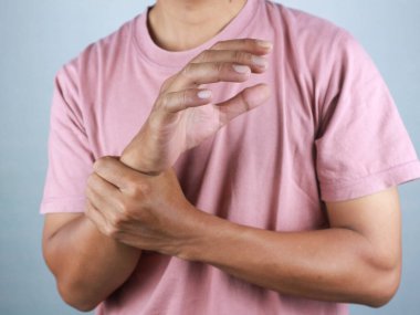 Bilek, omuz, kol, kol, dirsek ağrısından muzdarip bir adam. Sağlık hizmeti, tıbbi konsept.