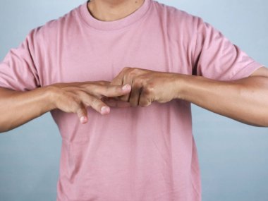 Beyaz arka plan üzerinde parmak esnetme egzersizleri yapan bir adam, sağlık konsepti.