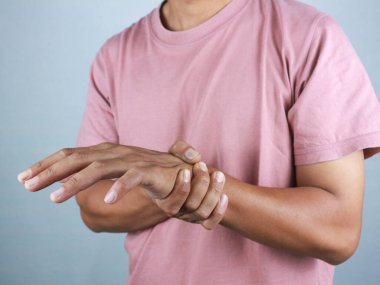 Bilek, omuz, kol, kol, dirsek ağrısından muzdarip bir adam. Sağlık hizmeti, tıbbi konsept.