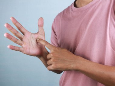 Bir adamın elinin akapunktur noktasına bastırması işten gelen acıyı ve acıyı hissettirir..