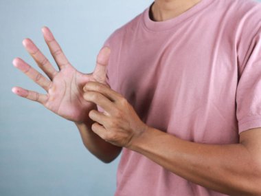 Bir adamın elinin akapunktur noktasına bastırması işten gelen acıyı ve acıyı hissettirir..