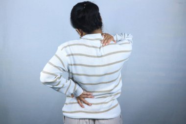 Arka plan, boyun ağrısı ve sırt ağrısı çeken kadın, beyaz arka plan izole edilmiş..