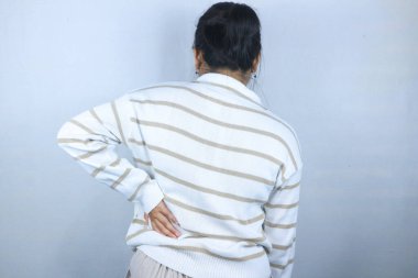 Arka plan, boyun ağrısı ve sırt ağrısı çeken kadın, beyaz arka plan izole edilmiş..