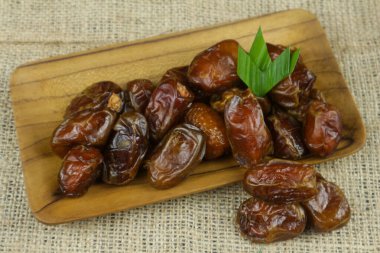 Ramadhan 'da kahvaltı için kurutulmuş hurma meyveleri veya ahşap tabakta kurma. popüler ve sağlıklı randevular