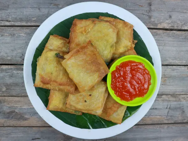 Martabak telur, Endonezya yemeği, içi yumurta ve etle dolu lezzetli krep.