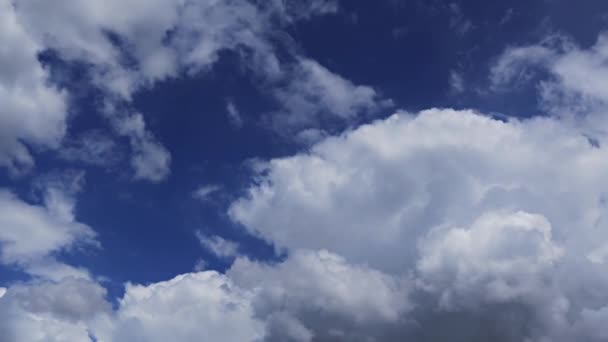 Witte Wolken Tegen Achtergrond Van Blauwe Lucht — Stockvideo