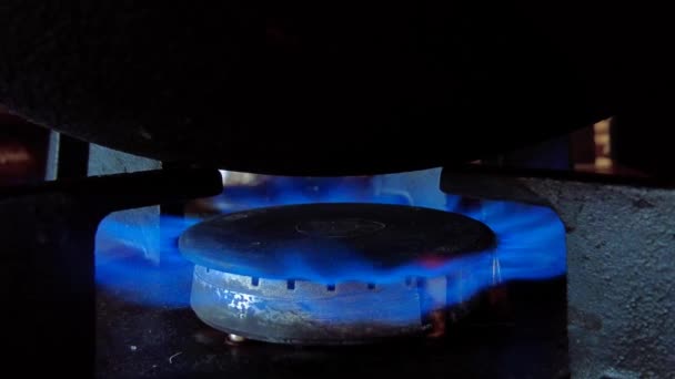 厨房里燃着火焰的煤气炉的近景 在烤箱里做饭 — 图库视频影像