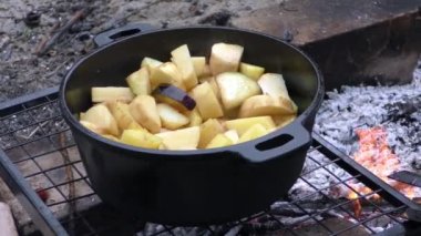 Ateşte patates pişirmek.