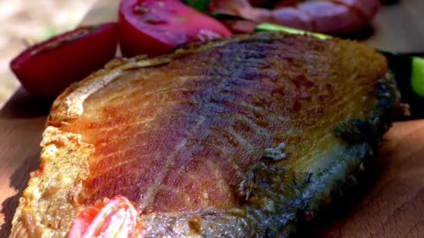 Peixe Grelhado Tastu Com Tomate — Vídeo de Stock