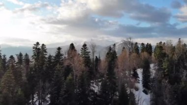 Dağları ve bulutları olan güzel bir manzara