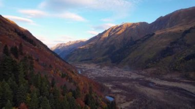 Dağlı sonbahar manzarası, doğa