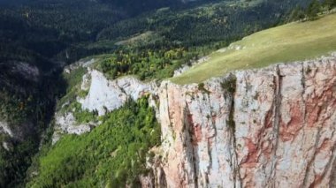 Dağlardaki bir dağ sırasının havadan görünüşü
