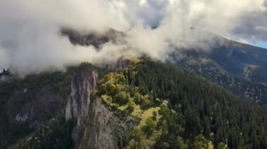 yükseklikten dağ manzarası.