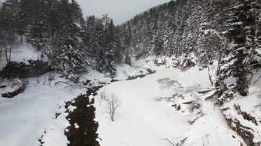 Karla kaplı dağlarla kaplı kış manzarası