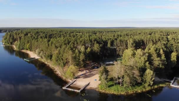 vue aérienne d'en haut de la rivière forestière.