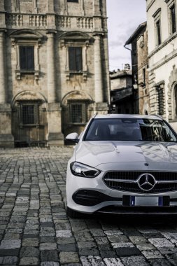 Sokakta siyah lüks araba