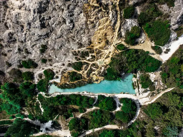 Dağlardaki nehrin havadan görünüşü