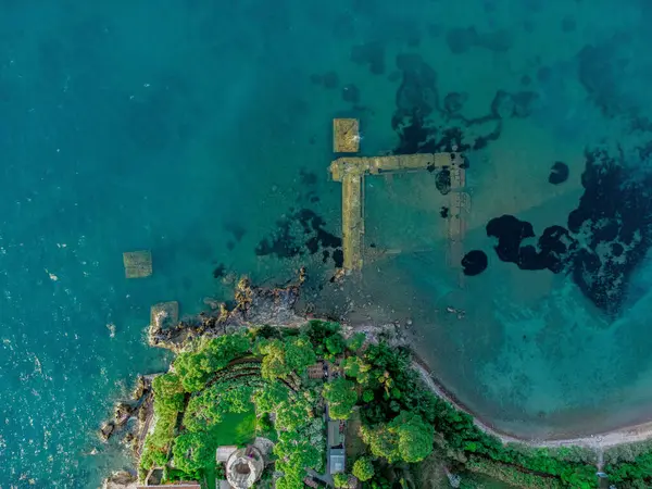 Sahilde deniz manzarası ve kaya manzarası.