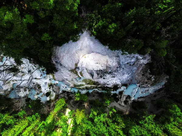 Güzel dağ manzarasının havadan görünüşü