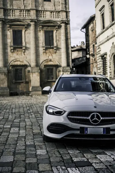 Sokakta siyah lüks araba