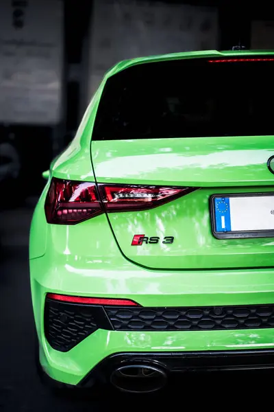 Yeşil farlı lüks bir araba.