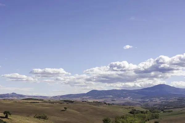Dağlarda dağları olan güzel bir manzara.