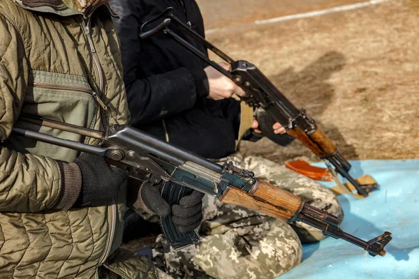 Man Holding Automatic Kalashnikov Rifle — Stock Photo, Image