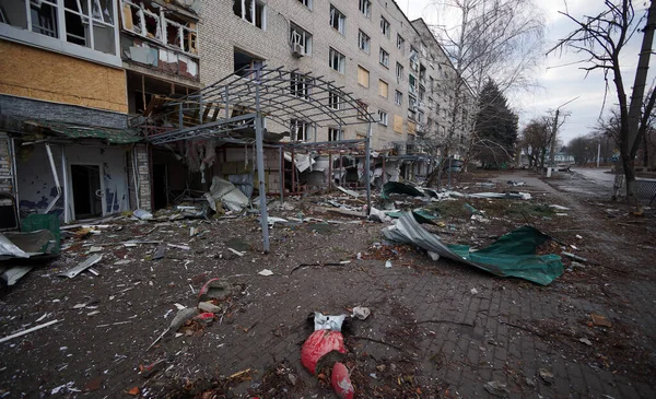 Bakhmut, UKRAINE 19 Ocak 2023 Rus işgali sırasında Bakhmut sokaklarındaki Rus bombardıman ve roket saldırılarıyla hasar gördü ve yok edildi.