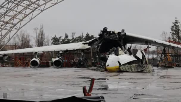 Hostomel Ukraina Kwietnia 2023 Odłamki Ukraińskiego Samolotu 225 Mriya Zniszczone — Wideo stockowe