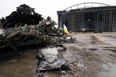Hostomel, Ukrayna APR 05, 2023 Ukrain 'e yapılan Rus işgali sonrasında Ukrayna' nın Hostomel havaalanında Ukrayna yapımı AN-225 Mriya uçağının enkazı imha edildi.