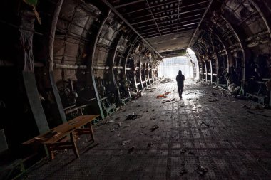 Hostomel, Ukrayna APR 05, 2023 Ukrain 'e yapılan Rus işgali sonrasında Ukrayna' nın Hostomel havaalanında Ukrayna yapımı AN-225 Mriya uçağının enkazı imha edildi.